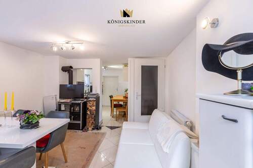 Wohnzimmer mit Blick zur Küche - Doppelhaushälfte mit 93,20 m&sup2; in Eningen unter Achalm zum Kaufen