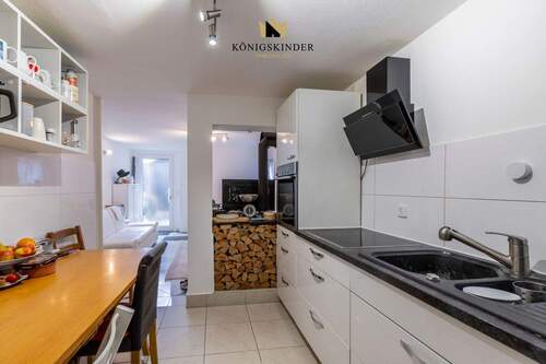 Küche mit Blick zum Wohnraum - 