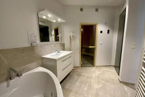 Vollbad mit Erlebnisdusche und Saun - 