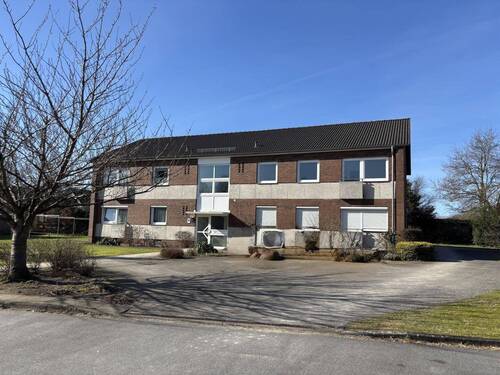 Straßenansicht und Zufahrt - 1 Zimmer Mehrfamilienhaus, Wohnhaus zum Kaufen in Tarp