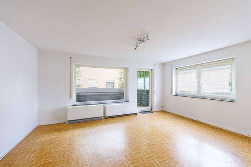 Wohnzimmer EG-Wohnung - 9 Zimmer Mehrfamilienhaus, Wohnhaus zum Kaufen in Mundelsheim