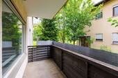Balkon EG-Wohnung - 9 Zimmer Mehrfamilienhaus, Wohnhaus in Mundelsheim