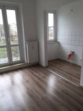 Wohnzimmer mit offener Küche - 