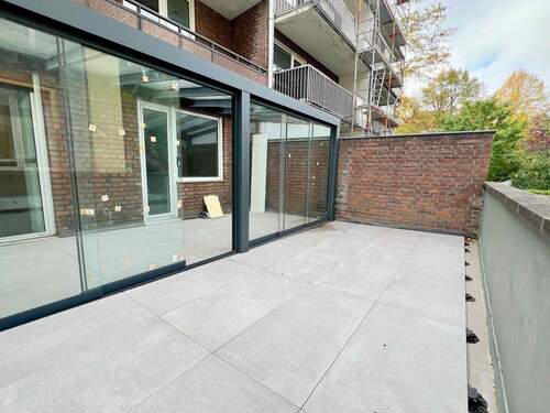 Terrasse und Wintergarten hinten - 