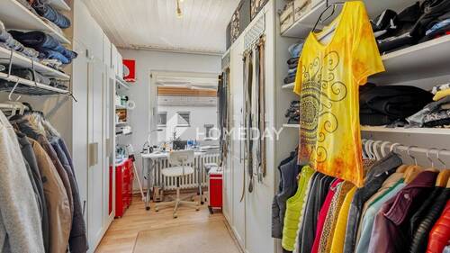 1. OG Schlafzimmer 1 - 