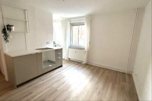 Wohn- & Esszimmer mit offener Küche - 2 Zimmer Etagenwohnung in Lübeck