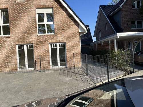 Straßenansicht - Doppelhaushälfte, hochwertige Ausstattung, 5 Zimmer mit Blick ins grüne - ohne Makler