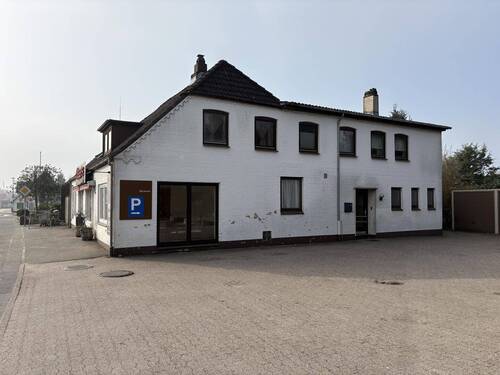 Parkplatz / Außenansicht - 8 Zimmer Mehrfamilienhaus, Wohnhaus in Treia