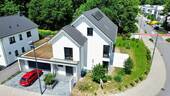 Frontansicht Drohne - Lage, Lage, Lage - Energieeffizientes, freistehendes Einfamilienhaus