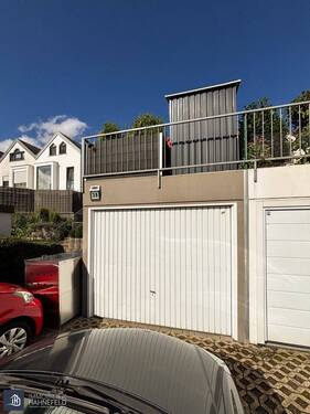 Garage und Pkw-Stellplatz - 