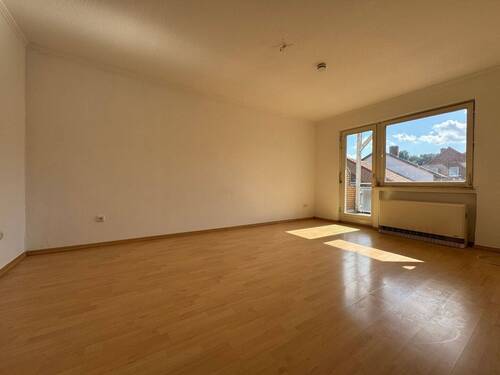Wohnzimmer mit Balkonzugang - Etagenwohnung mit 100,00 m² in Barsinghausen zum Kaufen