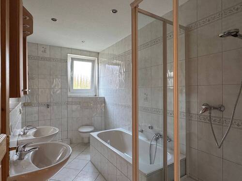 Tageslichtbad mit Wanne und Dusche - 