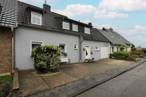Außenansicht 3 - Familienfreundliches Reihenhaus in Jülich - Garage, Balkon & Garten
