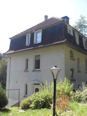 Hausansicht mit Eingangsbereich - Gemütliche Single-Whg. mit Gartenoase!