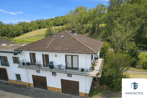 Hausansicht - Einfamilienhaus mit umlaufendem Balkon und zwei großen Maxi-Garagen und Weitblick in Guldental