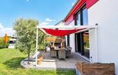 Terrasse mit Sonnensegel und Outdoorküche - 