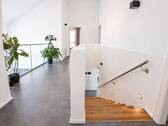 massiver Treppenaufgang und Galerie - 