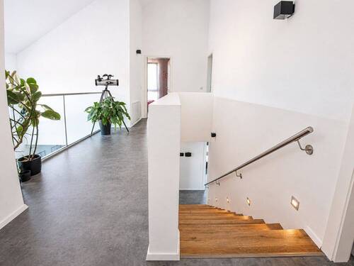 massiver Treppenaufgang und Galerie - 