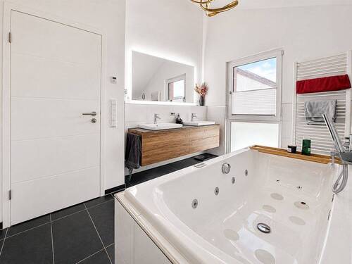 helles Badezimmer mit Whirkpoolwanne - 