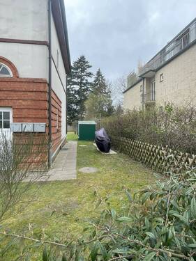 Außenansicht Front, Vorgarten rechts v. Eingang - 