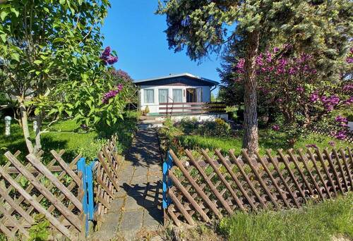 Gesamtansicht Südseite - Grüne Oase vor den Toren der Stadt. Ganzjährig nutzbares Freizeitgrundstück am Erfurter Stadtrand.