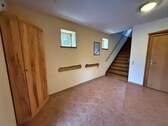 Treppenaufgang zum 1. Obergeschoss - 4 Zimmer Mehrfamilienhaus, Wohnhaus zur Miete in Wilhelmsdorf