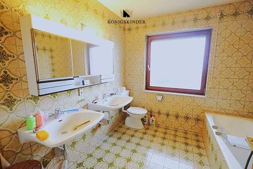 ...das geräumige Bad. - 