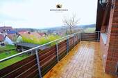 ...mit breitem Balkon... - 