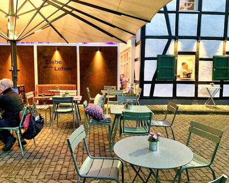 Sommerterrasse mit Großschirm - 