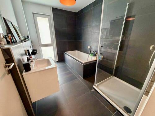 Badezimmer mit Badewanne - 