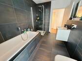 Badezimmer mit Badewanne - 