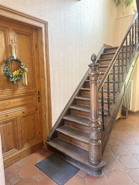Treppenhaus - 1 Zimmer Mehrfamilienhaus, Wohnhaus in Osann-Monzel