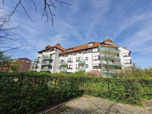 Hausansicht - Leer werdend & Provisionsfrei - Gepflegte 3-Raum-Wohung inkl. Tiefgaragenstellplatz