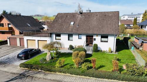 1 Hausansicht - Familienfreundliches 1-2 Familienhaus mit Garten und Doppelgarage in begehrter Wohnlage von Moringen