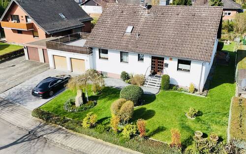 3 Hausansicht - 7 Zimmer Einfamilienhaus in Moringen