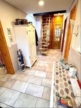 Flur mit Raumspartreppe - 