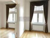 Blick ins Wohnzimmer und Esszimmer - 