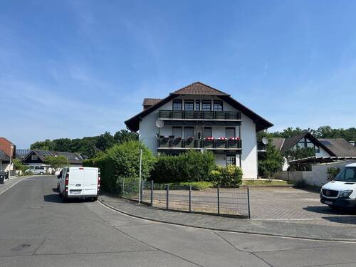 Seite vom Haus mit 2 Stellplätzen - 