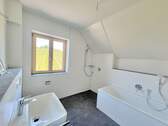 Bad mit Dusche/WC und Badewanne - 