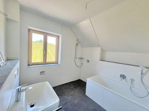 Bad mit Dusche/WC und Badewanne - 