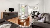 Wohnzimmer 2 - Hell, modernisiert und bezugsfrei: 4-Zimmer-Wohnung mit Weitblick & Dachterrassenzugang