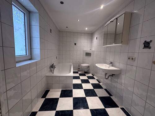 Badezimmer - Doppelhaushälfte mit 75,00 m&sup2; in Heide zum Kaufen