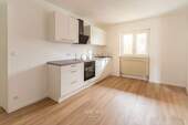 Wohnküche - Frisch saniertes 2-Zimmer-Apartment mit Terrasse & Gartenanteil - neue Einbauküche - Stellplatz