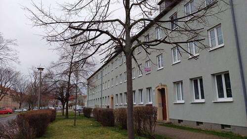 Hausansicht - Schöner und preiswert wohnen Sie bei uns - 1. OG links