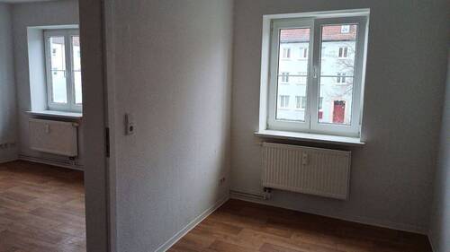 Kinderzimmer mit Blick in das Wohnzimmer - 3 Zimmer Etagenwohnung in Merseburg