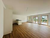 Wohn-Essbereich mit Einbauküche - Sonnige 3,5-Zimmer-Wohnung mit Terrasse im Neubau - KfW 40-Standard
