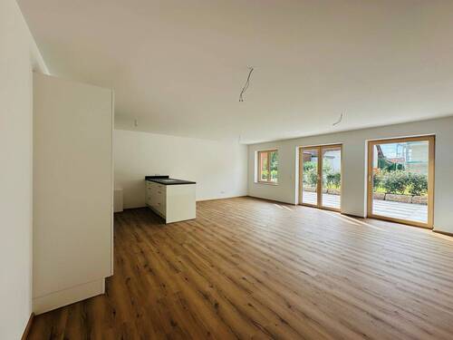 Wohn-Essbereich mit Einbauküche - Sonnige 3,5-Zimmer-Wohnung mit Terrasse im Neubau - KfW 40-Standard