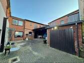 Garage mit Innenhof und Nebengebäuden - 
