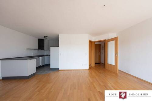 offener Wohn- und Küchenbreich - Attraktive 2-Zimmer-Wohnung mit Südbalkon, Aussicht und großer Garage in Winnenden-Höfen