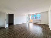 Wohnzimmer (1) - Willkommen Zuhause: renovierte 4 Zimmerwohnung mit Balkon und Ausblick